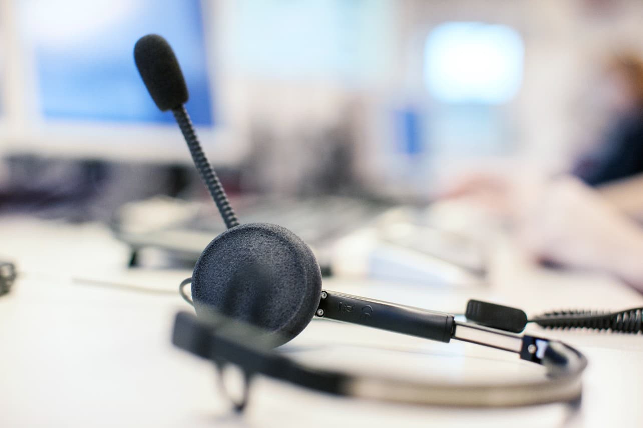 Headset, pressbild från SOS Alarm